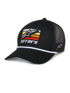 Alpinestars Selica Trucker Hat, schwarze Kappe mit Netzeinsatz und gebogenem Schirm, Front-Patch mit gelben, orangen und roten horizontalen Streifen, weiße geflochtene Kordel, seitliche Stickerei, lässige Motorsport-Kopfbedeckung