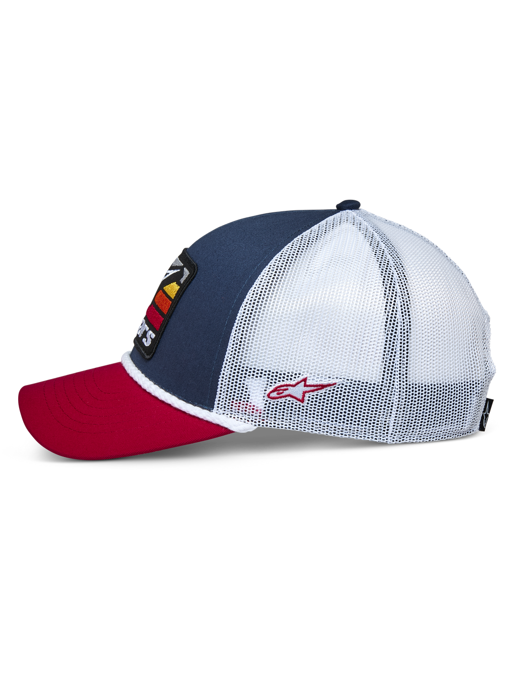 Alpinestars Selica Trucker-Mütze, Seitenansicht, roter gebogener Schirm, marineblaues Frontpanel mit weißem Mesh-Rücken, weiße geflochtene Kordel-Verzierung, kleines rotes besticktes Logo, lässige vom Motorsport inspirierte Kopfbedeckung