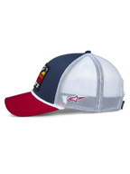 Alpinestars Selica Trucker-Mütze, Seitenansicht, roter gebogener Schirm, marineblaues Frontpanel mit weißem Mesh-Rücken, weiße geflochtene Kordel-Verzierung, kleines rotes besticktes Logo, lässige vom Motorsport inspirierte Kopfbedeckung