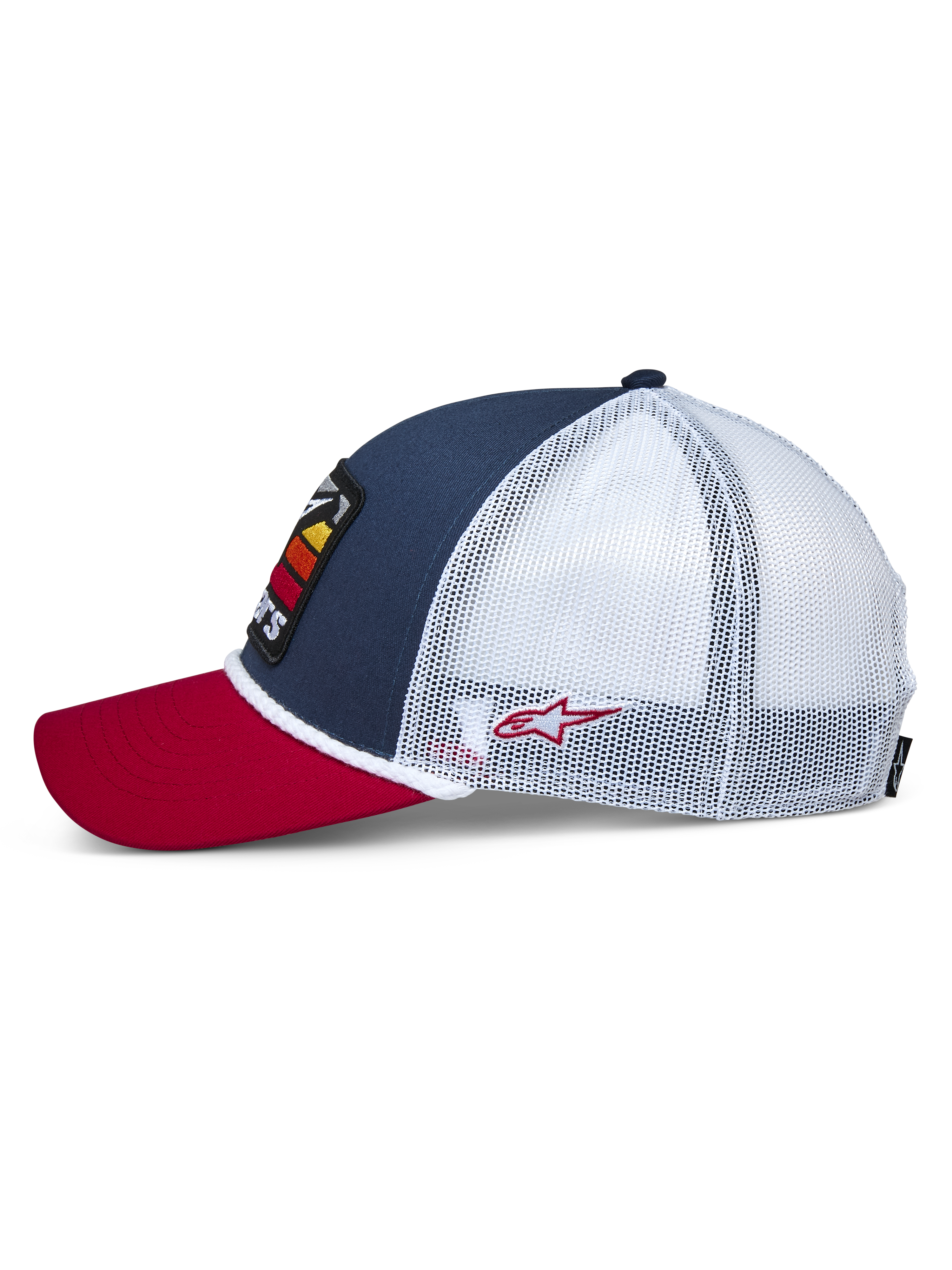 Alpinestars Selica Trucker-Mütze, Seitenansicht, roter gebogener Schirm, marineblaues Frontpanel mit weißem Mesh-Rücken, weiße geflochtene Kordel-Verzierung, kleines rotes besticktes Logo, lässige vom Motorsport inspirierte Kopfbedeckung