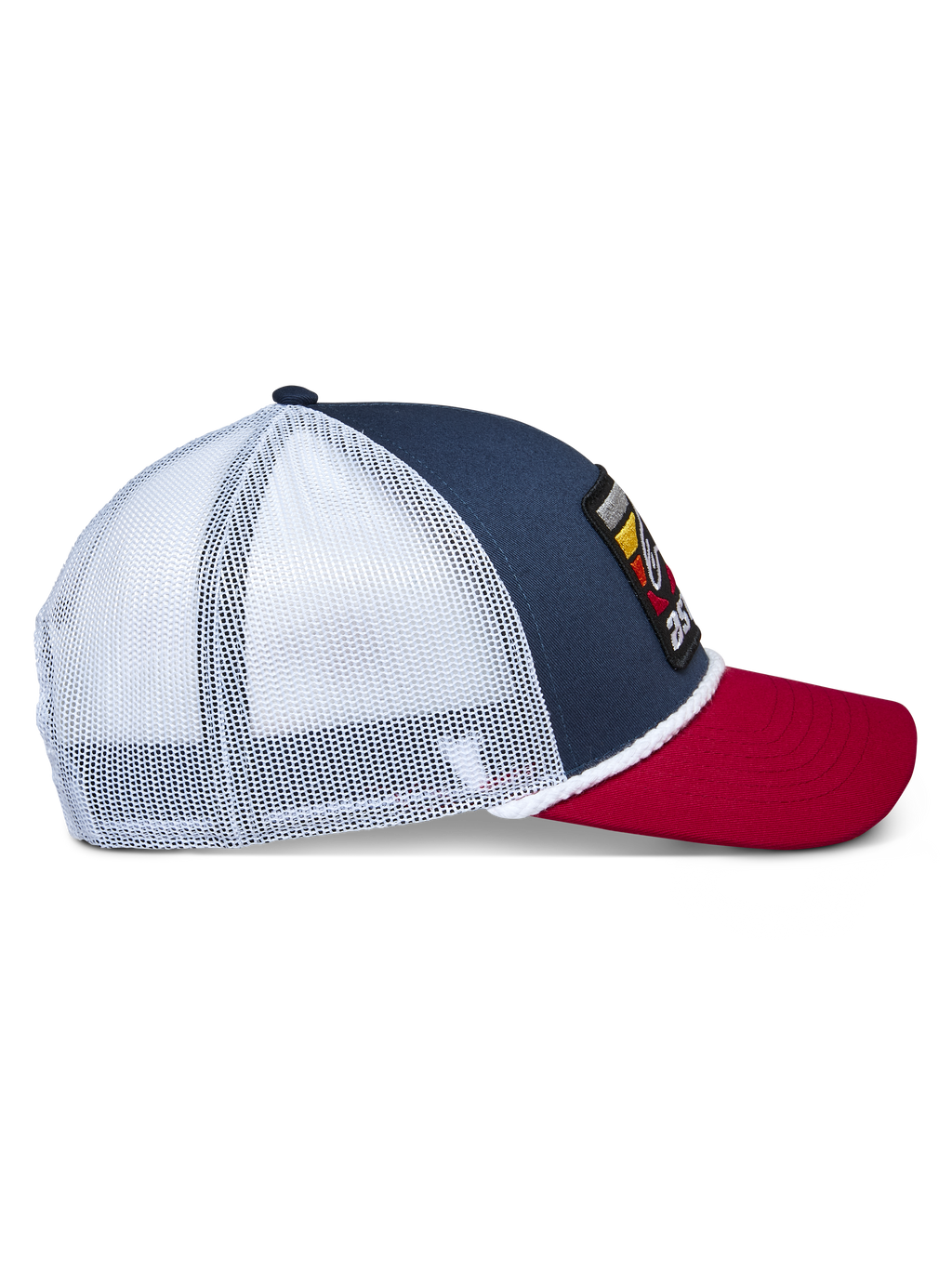 Alpinestars Selica Trucker Hat, Marineblau, Rot und Weiß, Seitenansicht mit marineblauer Krone, rotem gebogenem Schirm und weißen Mesh-Einsätzen hinten, geflochtene Kordel-Verzierung, lässige Motorsport-Lifestyle-Kopfbedeckung