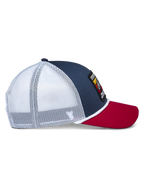 Alpinestars Selica Trucker Hat, Marineblau, Rot und Weiß, Seitenansicht mit marineblauer Krone, rotem gebogenem Schirm und weißen Mesh-Einsätzen hinten, geflochtene Kordel-Verzierung, lässige Motorsport-Lifestyle-Kopfbedeckung