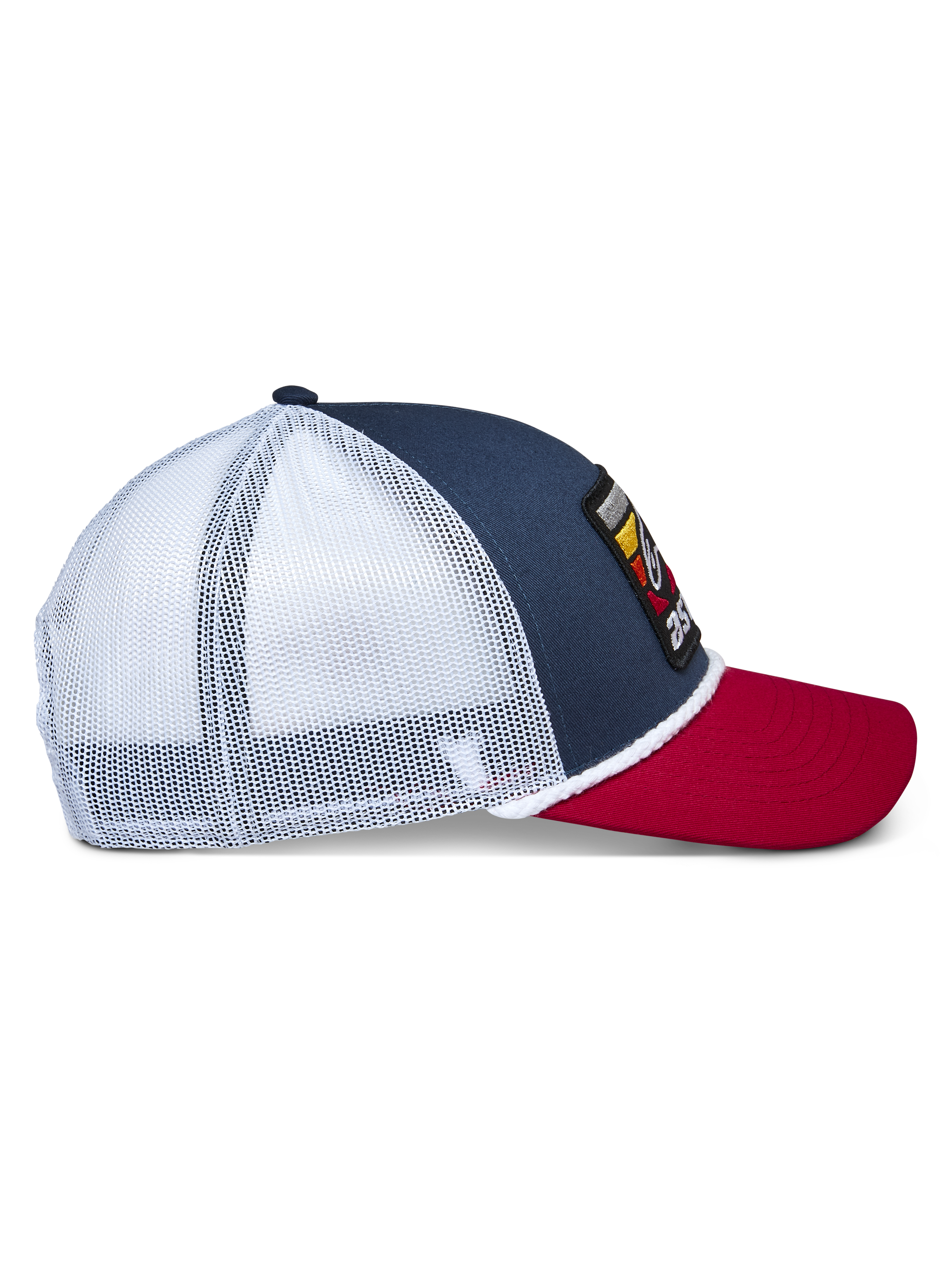 Alpinestars Selica Trucker Hat, Marineblau, Rot und Weiß, Seitenansicht mit marineblauer Krone, rotem gebogenem Schirm und weißen Mesh-Einsätzen hinten, geflochtene Kordel-Verzierung, lässige Motorsport-Lifestyle-Kopfbedeckung