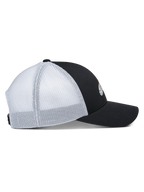 Alpinestars Terolithic Trucker Hat, Seitenansicht, schwarzes Frontpanel mit gebogenem Schirm, weiße Mesh-Einsätze hinten, strukturierte niedrige Krone, Kopfbedeckung im klassischen Trucker-Stil