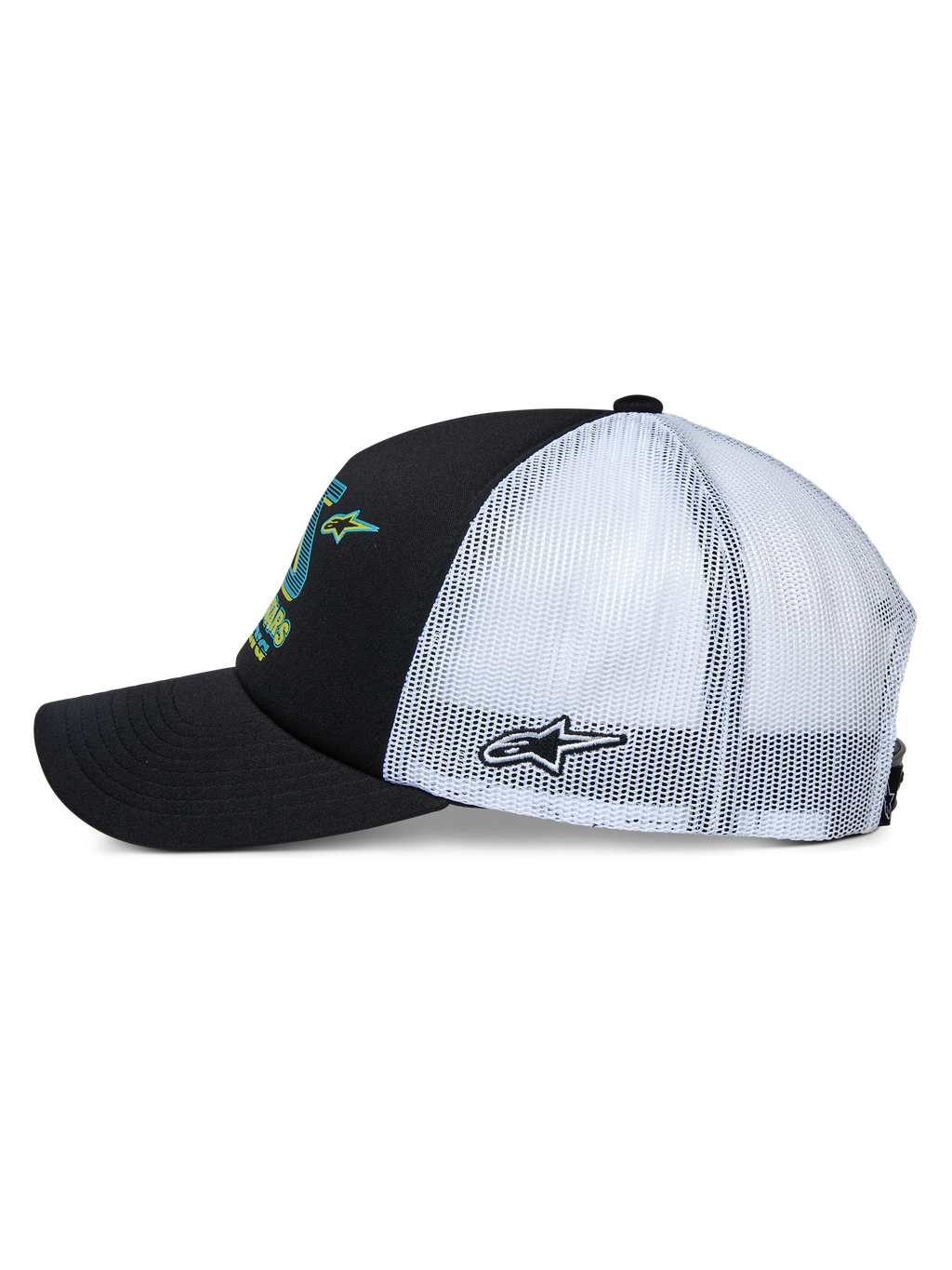 Alpinestars Ayess Trucker-Mütze, Seitenansicht, schwarze Vorderseite und gebogener Schirm mit weißer Mesh-Rückseite, bunte Grafiken auf der Vorderseite und Sternstickerei an der Seite, lässige, vom Motorsport inspirierte Kopfbedeckung