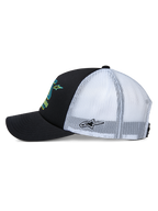 Alpinestars Ayess Trucker-Mütze, Seitenansicht, schwarze Vorderseite und gebogener Schirm mit weißer Mesh-Rückseite, bunte Grafiken auf der Vorderseite und Sternstickerei an der Seite, lässige, vom Motorsport inspirierte Kopfbedeckung