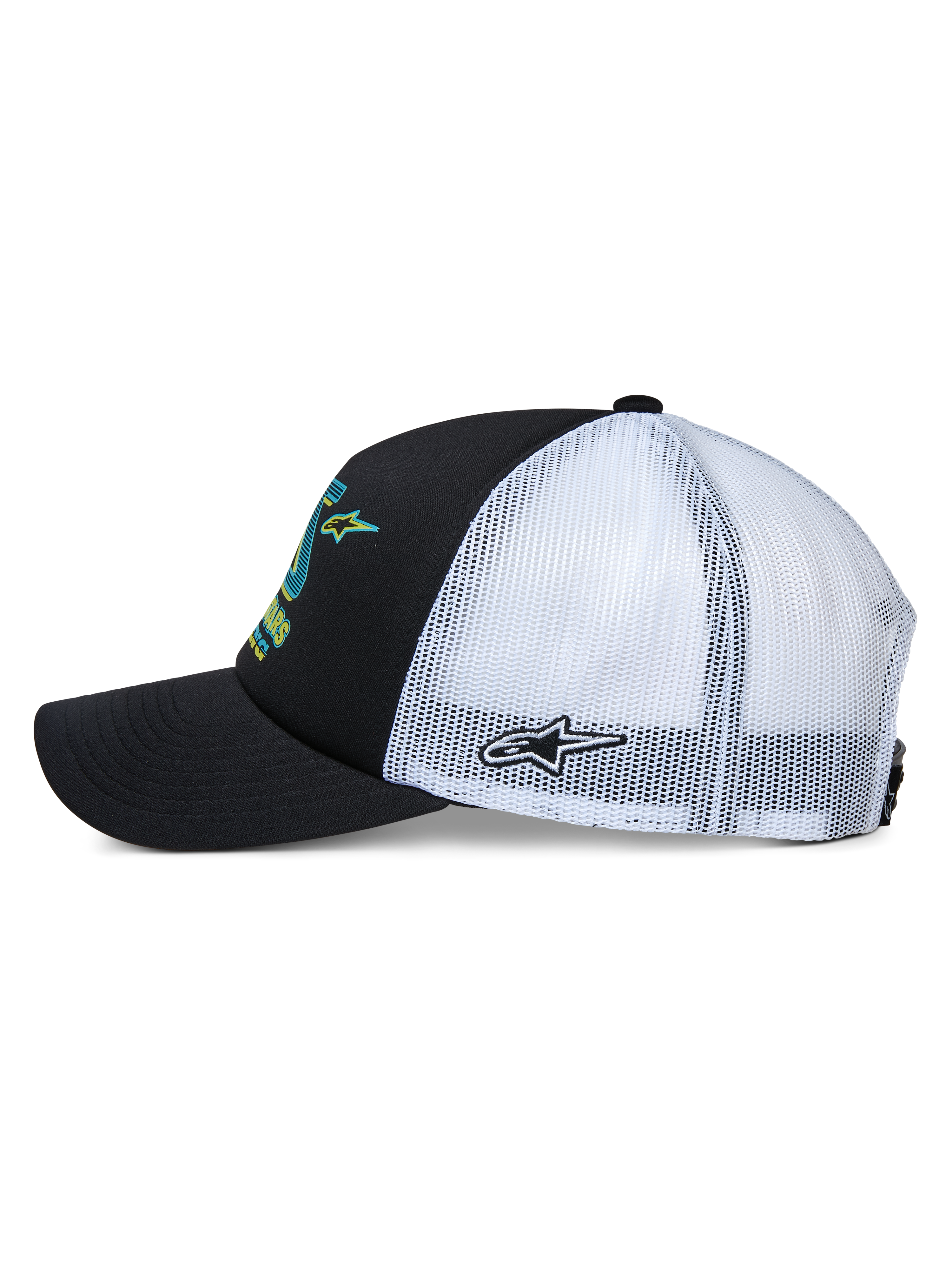 Alpinestars Ayess Trucker-Mütze, Seitenansicht, schwarze Vorderseite und gebogener Schirm mit weißer Mesh-Rückseite, bunte Grafiken auf der Vorderseite und Sternstickerei an der Seite, lässige, vom Motorsport inspirierte Kopfbedeckung