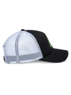 Alpinestars Ayess Trucker Hat, Seitenansicht, schwarze Schaumstoffkrone und gebogener Schirm mit weißen Mesh-Einsätzen hinten, Logo-Print vorne, lässiger Motorsport-inspirierter Snapback