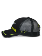 Alpinestars Exceed Trucker Hat, Seitenansicht einer schwarzen Snapback-Kappe, schwarzes Mesh-Gewebe auf der Rückseite, gebogener Schirm mit neongrüner Paspelierung, neongrün bestickte Logos, lässige Motorsport-Kopfbedeckung