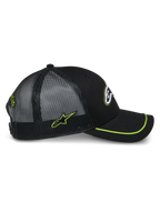 Alpinestars Exceed Trucker Mütze, Seitenansicht, Schwarz mit limettengrünen Akzenten, Mesh-Einsätze hinten, gebogener Schirm mit limettengrünem Sutache-Besatz, besticktes Seiten-Logo, lässige Motorsport-Kopfbedeckung