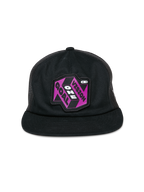Alpinestars That Way Trucker Hat, schwarze Trucker-Kappe, lila-schwarzer Grafik-Patch mit „One Vision One Goal“-Schriftzug, flacher Schirm, strukturierte Krone und Mesh-Rückseite, lässige vom Motorsport inspirierte Kopfbedeckung