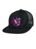 Alpinestars That Way Trucker Hat, schwarze Snapback-Kappe mit Mesh-Rückseite, flacher Schirm, rosa und lila „Vision One Goal“ Patch, weißes Alpinestars Stern-Logo, Freizeit-Sportbekleidung