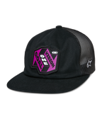 Alpinestars That Way Trucker Hat, schwarze Snapback-Kappe mit Mesh-Rückseite, flacher Schirm, rosa und lila „Vision One Goal“ Patch, weißes Alpinestars Stern-Logo, Freizeit-Sportbekleidung