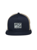 Alpinestars Mackinic Trucker Hat, Navyblau und Khaki, Trucker-Cap mit flachem Schirm, strukturiertes navyblaues Frontpanel mit gesprenkeltem rechteckigem Logo-Patch aus recyceltem Material, khakifarbene Mesh-Rückseite, lässige, vom Motorsport inspirierte Kopfbedeckung