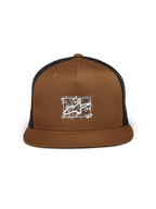 Alpinestars Mackinic Trucker-Mütze, Braun und Schwarz, flacher Schirm mit strukturierter Krone, Logo aus recyceltem Papier-TPU auf der Vorderseite, schwarze Mesh-Rückseite, lässiges Sport-Accessoire