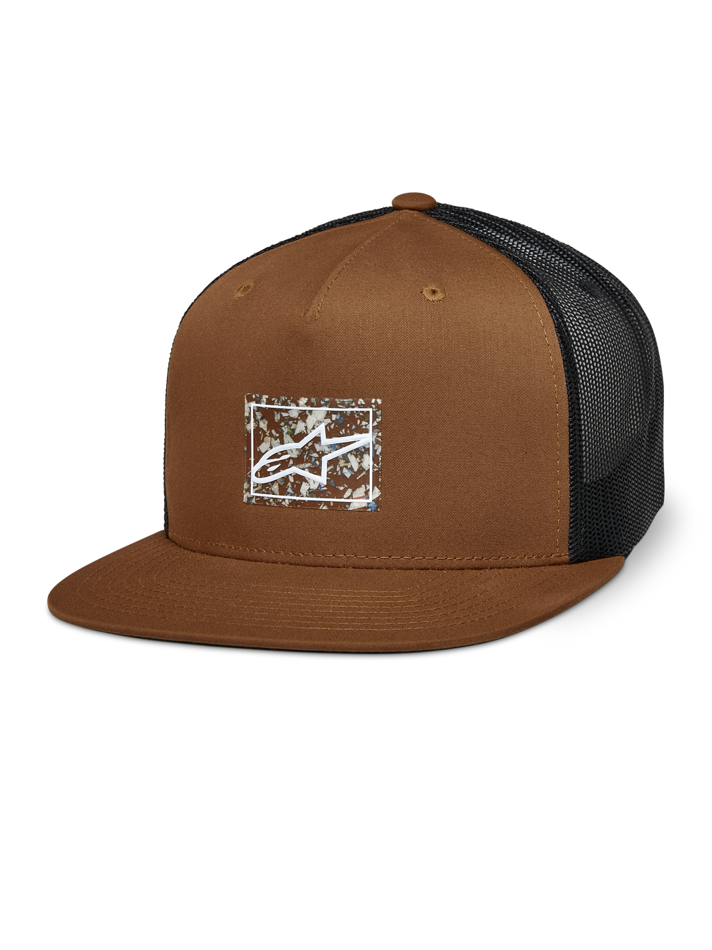 Alpinestars Mackinic Trucker Hat, braune Vorderseite und schwarzer Mesh-Rücken, strukturierte Krone und flacher Schirm, weißes A-Star-Logo auf einem rechteckigen, gesprenkelten Patch, lässige Motorsport-inspirierte Kopfbedeckung