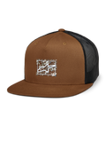 Alpinestars Mackinic Trucker Hat, braune Vorderseite und schwarzer Mesh-Rücken, strukturierte Krone und flacher Schirm, weißes A-Star-Logo auf einem rechteckigen, gesprenkelten Patch, lässige Motorsport-inspirierte Kopfbedeckung