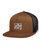 Alpinestars Mackinic Trucker Hat, braune Vorderseite und schwarzer Mesh-Rücken, strukturierte Krone und flacher Schirm, weißes A-Star-Logo auf einem rechteckigen, gesprenkelten Patch, lässige Motorsport-inspirierte Kopfbedeckung