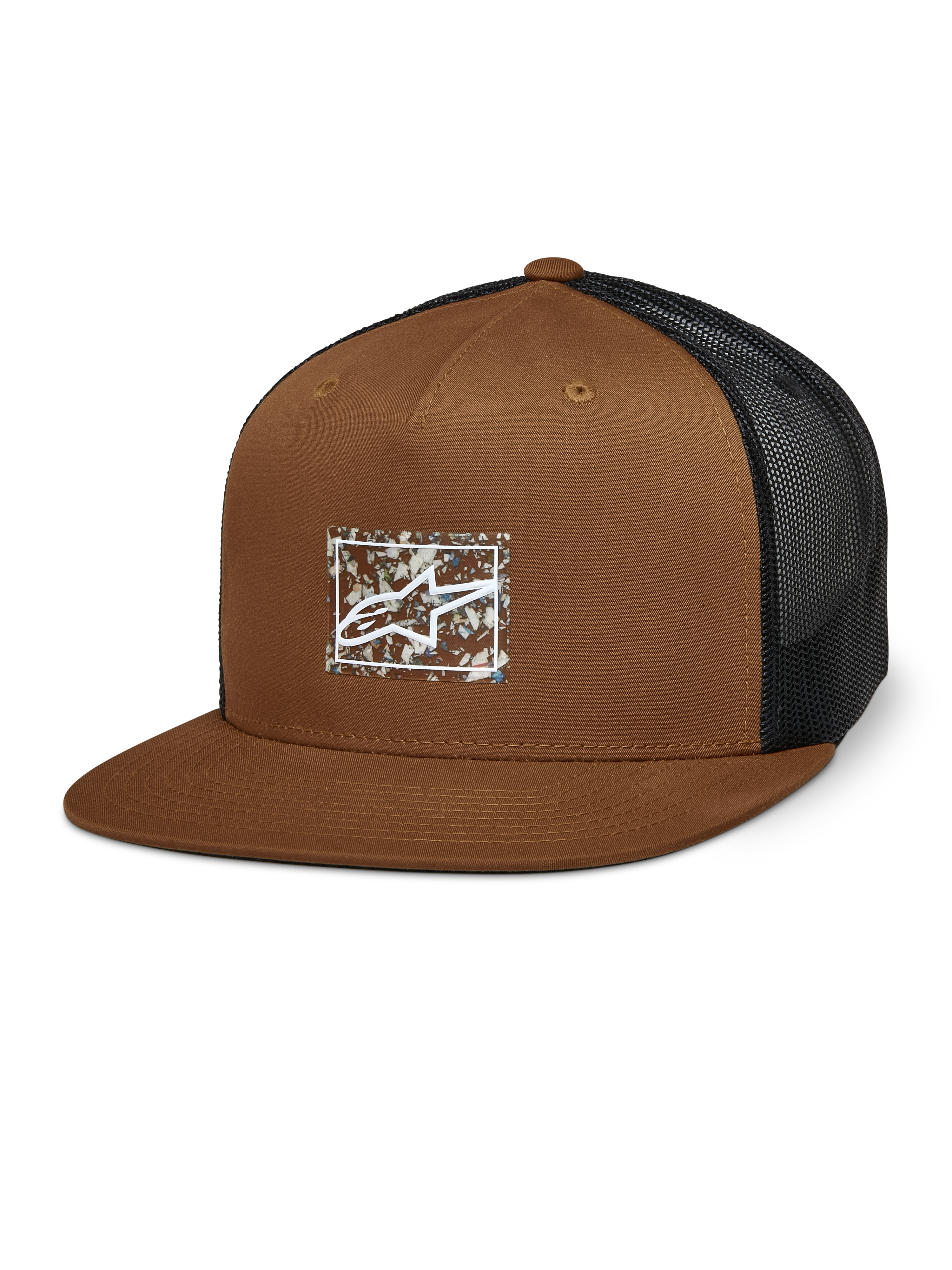 Alpinestars Mackinic Trucker Hat, braune Vorderseite und schwarzer Mesh-Rücken, strukturierte Krone und flacher Schirm, weißes A-Star-Logo auf einem rechteckigen, gesprenkelten Patch, lässige Motorsport-inspirierte Kopfbedeckung