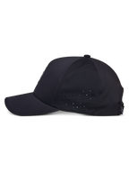 Alpinestars Apex Hat, Schwarz, Seitenansicht, gebogener Schirm mit strukturierter Krone, Perforation an den Seitenpaneelen für Atmungsaktivität, feuchtigkeitsableitendes technisches Gewebe, lässige Performance-Sportbekleidung