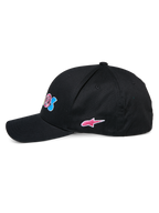Alpinestars Cereal Cap, schwarze Baseballkappe, Seitenansicht, gebogener Schirm mit strukturierter Krone, farbenfrohe Stickerei vorne und pinkes Alpinestars Stern-Logo an der Seite, lässige Sport-Kopfbedeckung