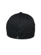 Alpinestars Cereal Mütze, schwarze Baseballkappe, Rückansicht mit Flex-Rückseite und kleinem weißem Sticklogo am unteren Rand, legere Sport-Kopfbedeckung