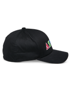 Alpinestars Cereal Cap, schwarze strukturierte Baseballkappe, Seitenansicht, farbenfrohes flaches Sticklogo an der Seite mit geometrischen Buchstaben, gebogener Schirm, lässiges Sportdesign