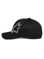Alpinestars Share Mütze, schwarze Baseballkappe, Seitenansicht, mit großem weiß umrandetem Astars-Logo, gebogener Schirm, strukturierte Krone, lässige vom Motorsport inspirierte Kopfbedeckung