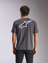 Alpinestars Angler CSF Tee, Kurzarm-T-Shirt, Anthrazit, Rückansicht mit einem großen Astars-Logo mit blauen und roten Akzenten und „RACING AHEAD“-Schriftzug, lässige Motorsport-Streetwear