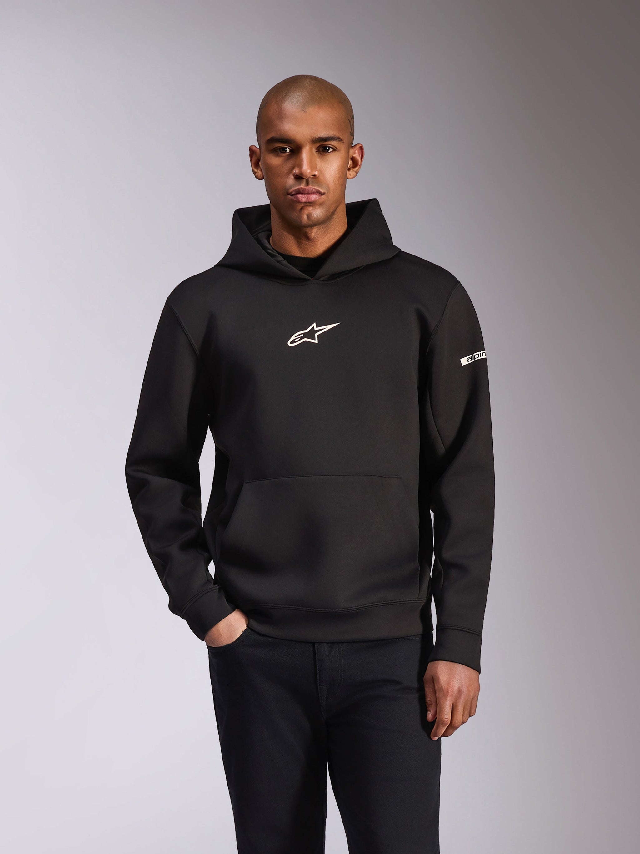 Alpinestars Insight Hoodie, schwarzer Pullover-Kapuzenpullover, weißes Astars-Logo auf der Brust und Wortmarke auf dem Ärmel, Kängurutasche, Tri-Blend-Doppelvlies, lässige Motorsport-Streetwear