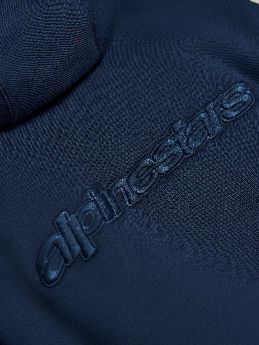 Alpinestars Emergent Oversized Hoodie, Navyblau, Nahaufnahme des tonalen 3D-gestickten Alpinestars-Wortlogos auf der Rückseite, hochwertige Fleece-Textur