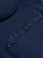 Alpinestars Emergent Oversized Hoodie, Navyblau, Nahaufnahme des tonalen 3D-gestickten Alpinestars-Wortlogos auf der Rückseite, hochwertige Fleece-Textur