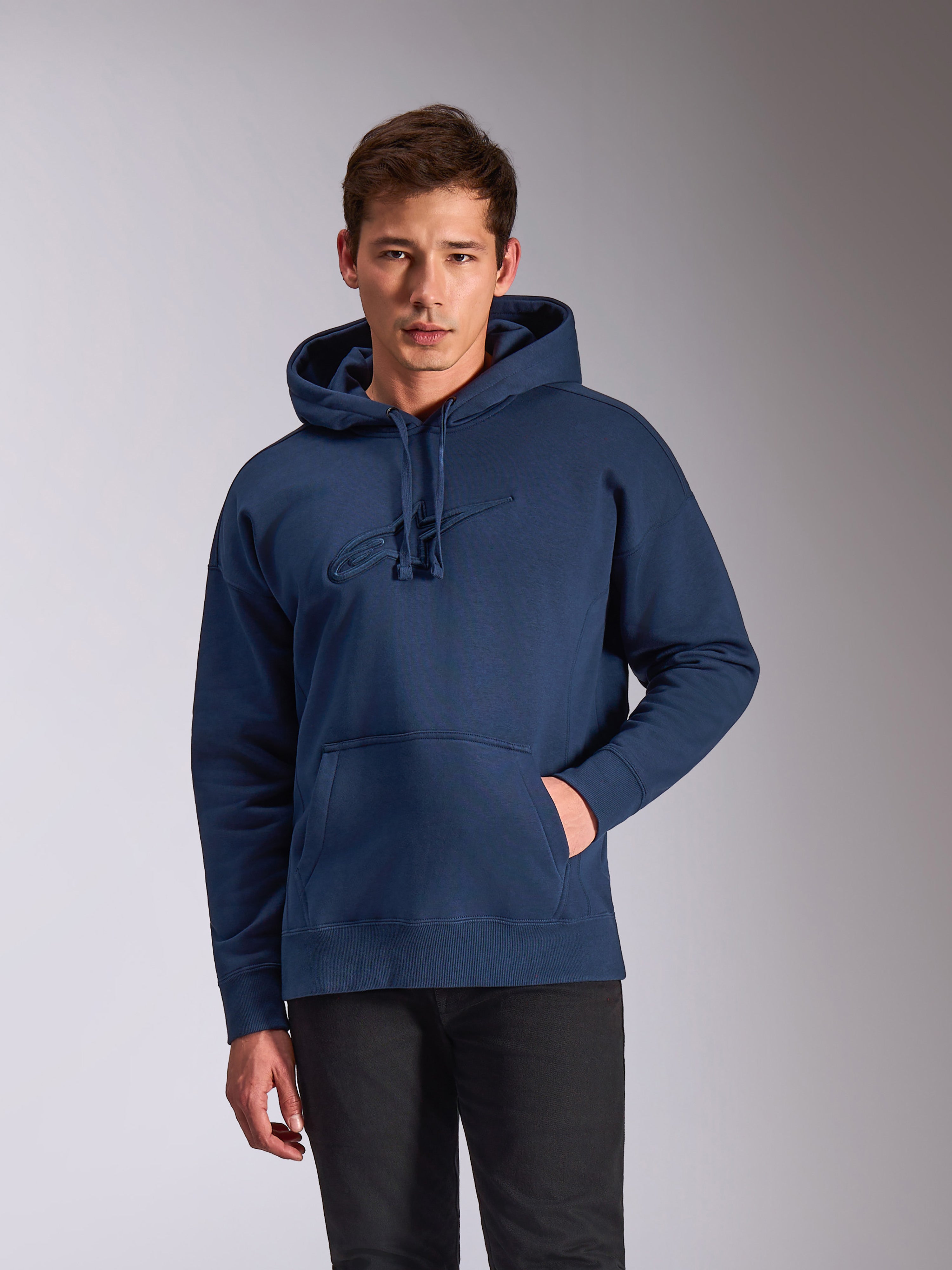 Alpinestars Emergent Oversized Hoodie, marineblauer Fleece-Pullover, tonales 3D-besticktes Astars-Logo auf der Brust, entspannte Oversized-Passform mit Kängurutasche und Kapuze mit Kordelzug, lässige, vom Motorsport inspirierte Streetwear