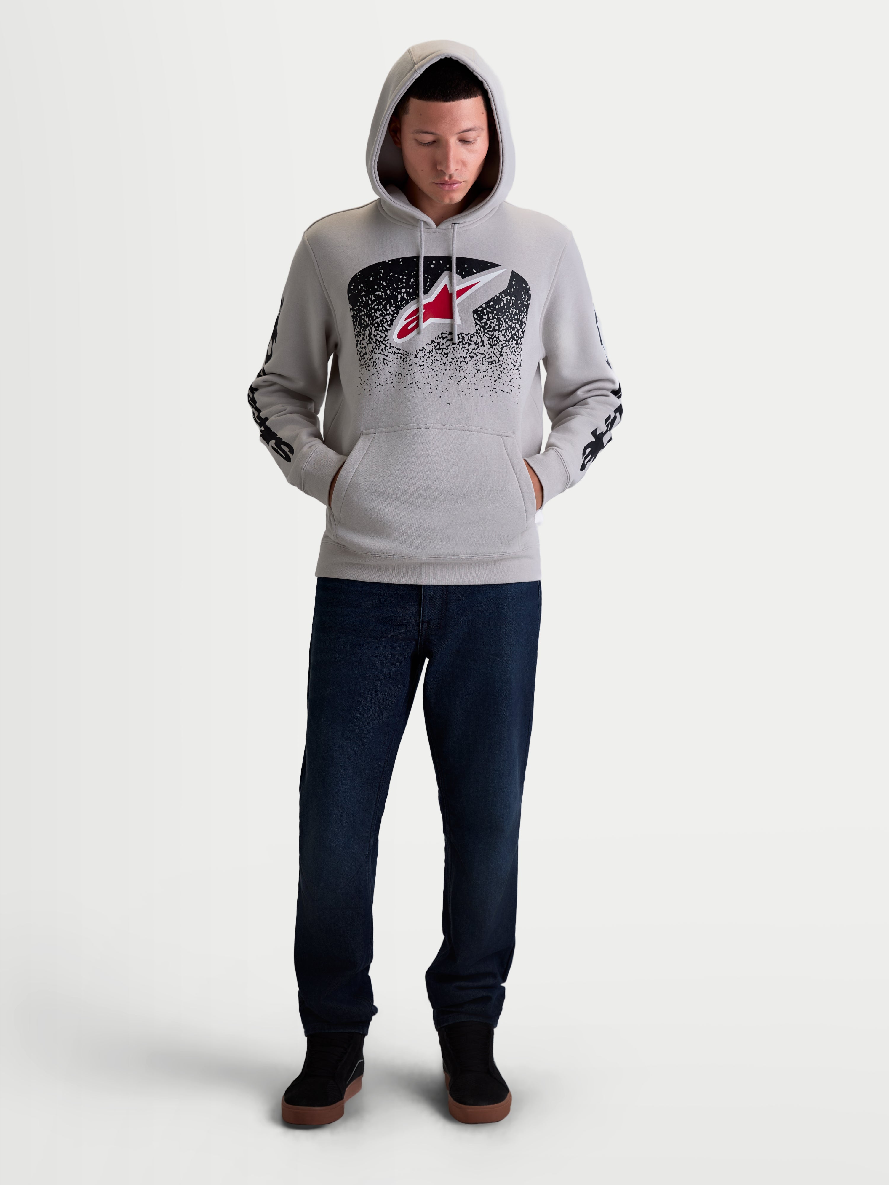 Alpinestars Obsessed Hoodie, Herren-Kapuzenpullover aus Fleece in Grau mit rot-schwarzen MX-inspirierten Verlaufsgrafiken, Astars-Logo auf der Brust und Branding am Ärmel, weiche Baumwoll-Polyester-Mischung für einen lässigen Motorsport-Lifestyle.