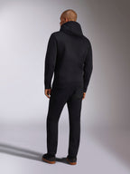 Alpinestars Ellipsoid Hoodie, lässige Sportbekleidung, einfarbiger schwarzer Fleece-Kapuzenpullover, Rückansicht, lange Ärmel und Rippsaum, kombiniert mit schwarzer Hose, modernes vom Motorsport inspiriertes Design