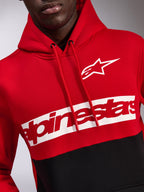 Alpinestars Parallel Hoodie, Fleece-Kapuzenpullover im Color-Block-Design in Rot und Schwarz, mit weißem Astars-Logo und rotem Alpinestars-Schriftzug auf einem weißen Bruststreifen, Kapuze mit Kordelzug, lässige Motorsport-inspirierte Streetwear
