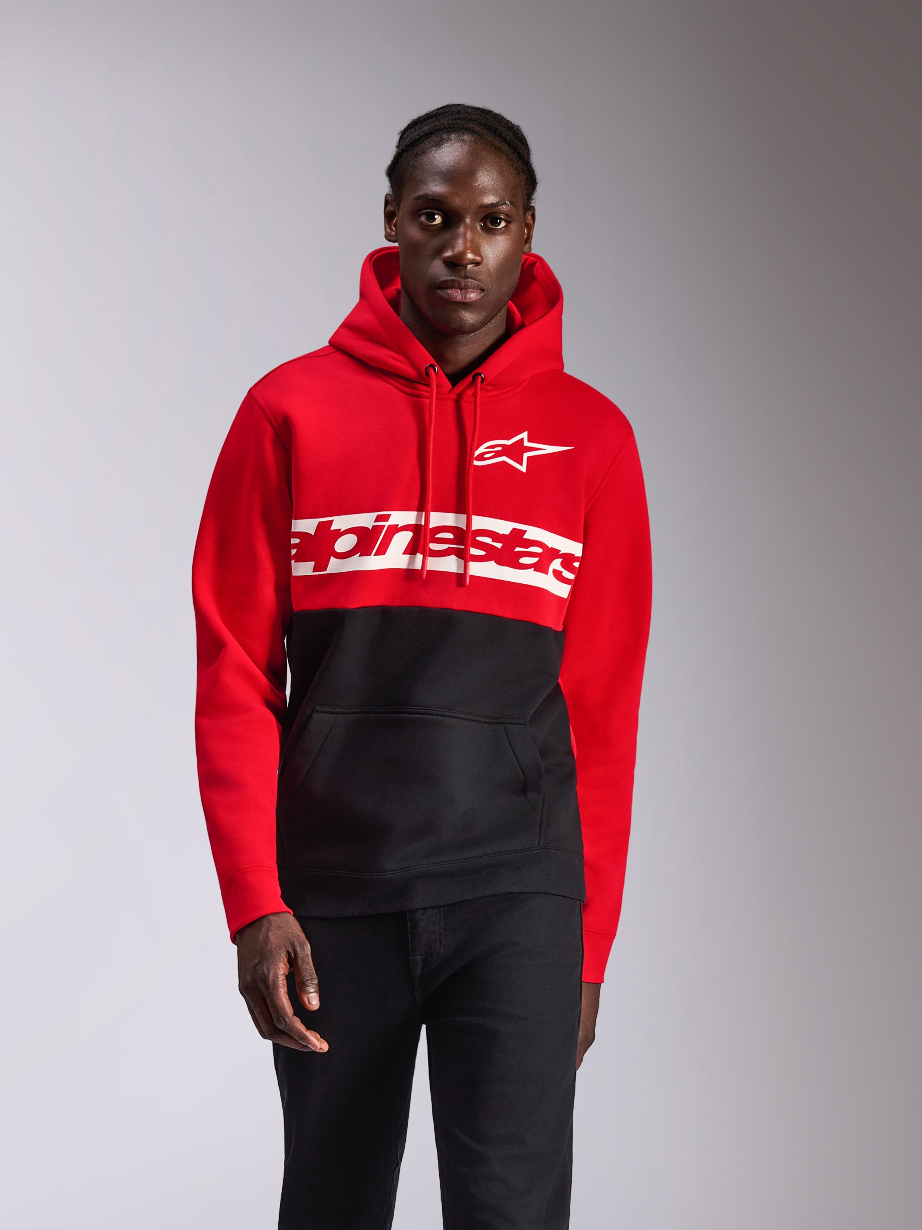 Alpinestars Parallel Hoodie, lässige Streetwear, rot-schwarzes Color-Block-Design, großes weißes Alpinestars-Wortlogo und Astars-Logo auf der Brust, Kapuze mit Kordelzug, Kängurutasche vorne, vom Motorsport inspiriertes Design