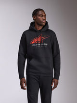Alpinestars Pulse Hoodie, lässiger Kapuzenpullover, Schwarz mit rotem und grauem Astars-Logo mit Speed-Line-Fade und „Racing Ahead“-Schriftzug, Kapuze mit Kordelzug und Kängurutasche, Motorsport-inspirierte Streetwear, getragen von einem Model