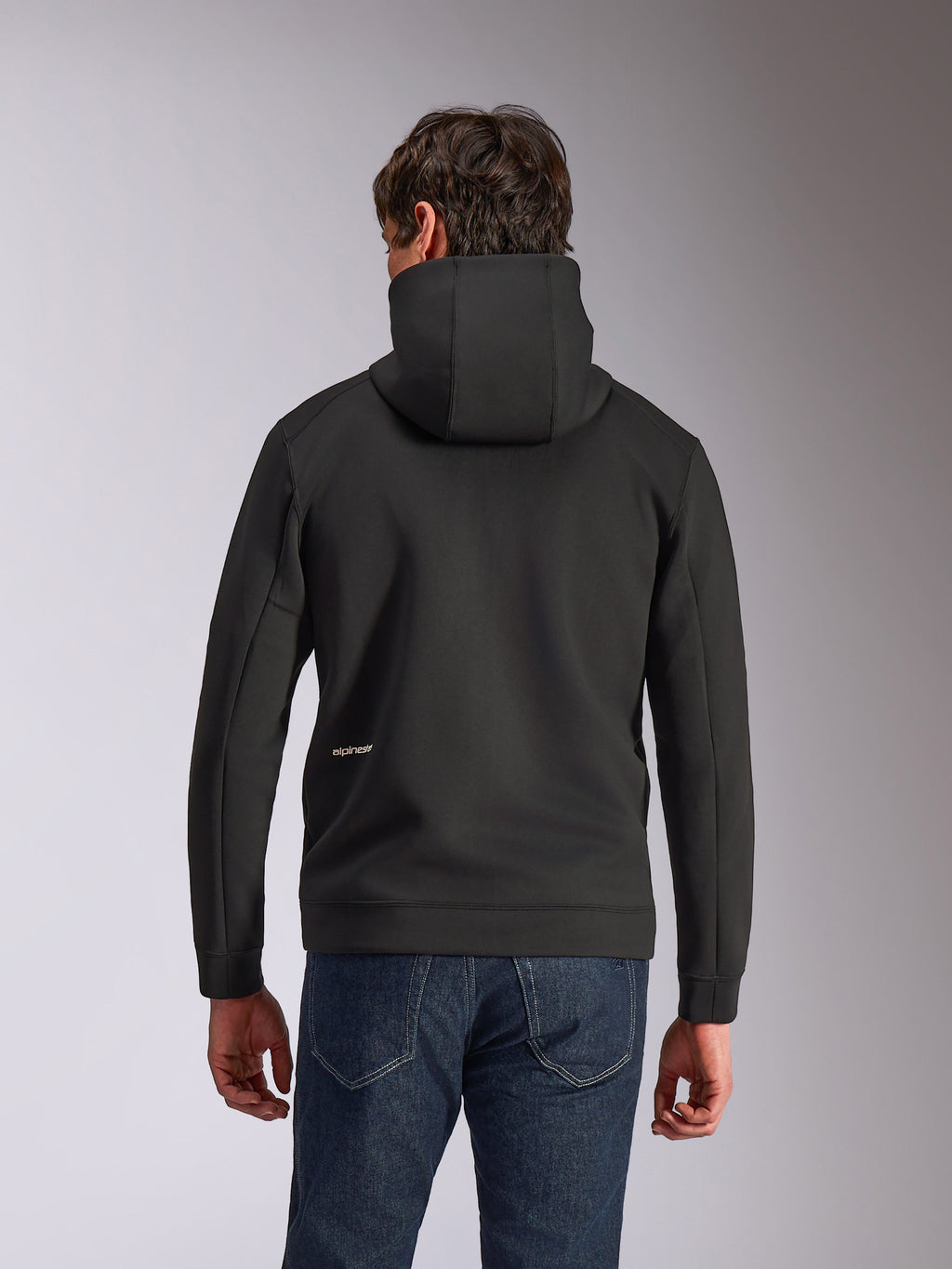Alpinestars Cypher Hoodie, lässige Sportbekleidung, Schwarz, Rückansicht mit hochgeschlossener Kapuze und kleinem weißen Alpinestars-Wortlogo am unteren Rücken, Tri-Blend-Doppelvlies-Material, vom Motorsport inspiriertes Design