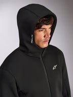Alpinestars Cypher Hoodie, schwarzer Kapuzenpullover mit Front-Reißverschluss und hohem Kragen, weißes Alpinestars-Wortlogo auf der Kapuze und Stern-Logo auf der Brust, lässige Motorsport-inspirierte Streetwear