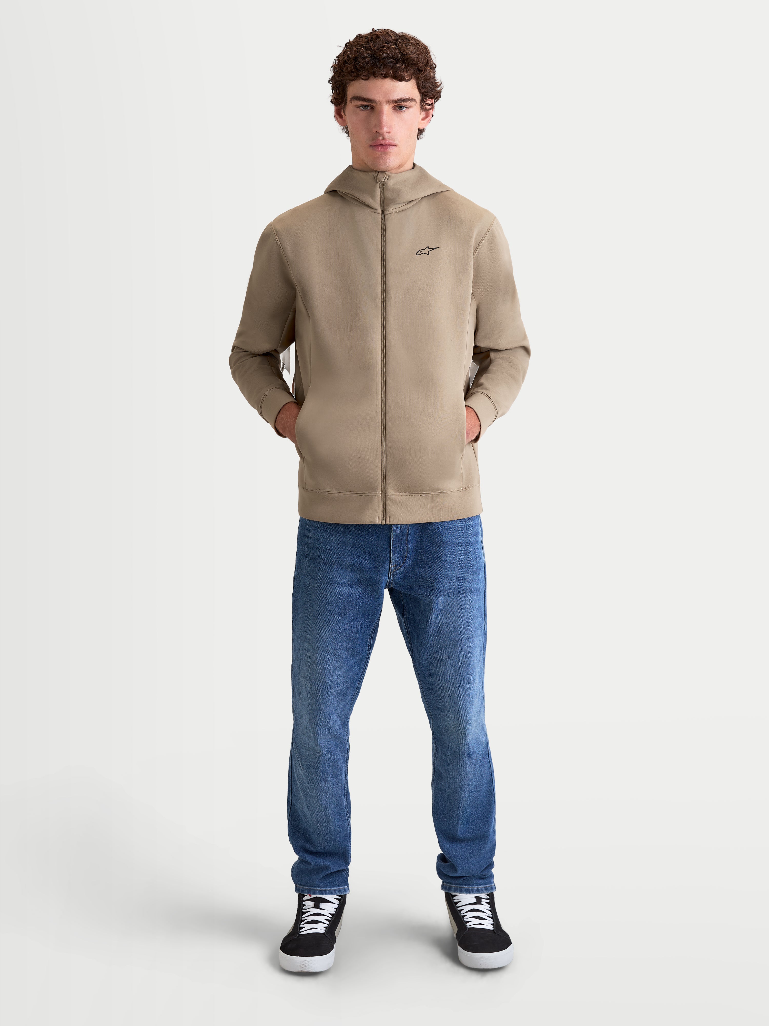 Alpinestars Cypher Hoodie, Herren-Sportswear-Fleecejacke mit durchgehendem Reißverschluss in Beige, mit einer Kapuze mit hohem Kragen, dezenten Nahttaschen und einem cleanen, vom Motorsport inspirierten Design mit einem kleinen schwarzen Alpinestars-Logo auf der Brust.