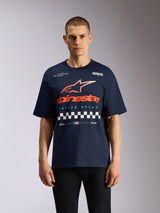 Alpinestars Aplomb Oversized CSF T-Shirt, kurzärmeliges T-Shirt, Marineblau, großes orange-weißes Astars-Logo mit Karografik, lässige vom Motorsport inspirierte Streetwear im Oversized-Schnitt