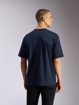 Alpinestars Aplomb Oversized CSF Tee, Kurzarm-T-Shirt, Navy, Rückansicht am Model, entspannte Oversized-Passform, lässige, vom Motorsport inspirierte Streetwear
