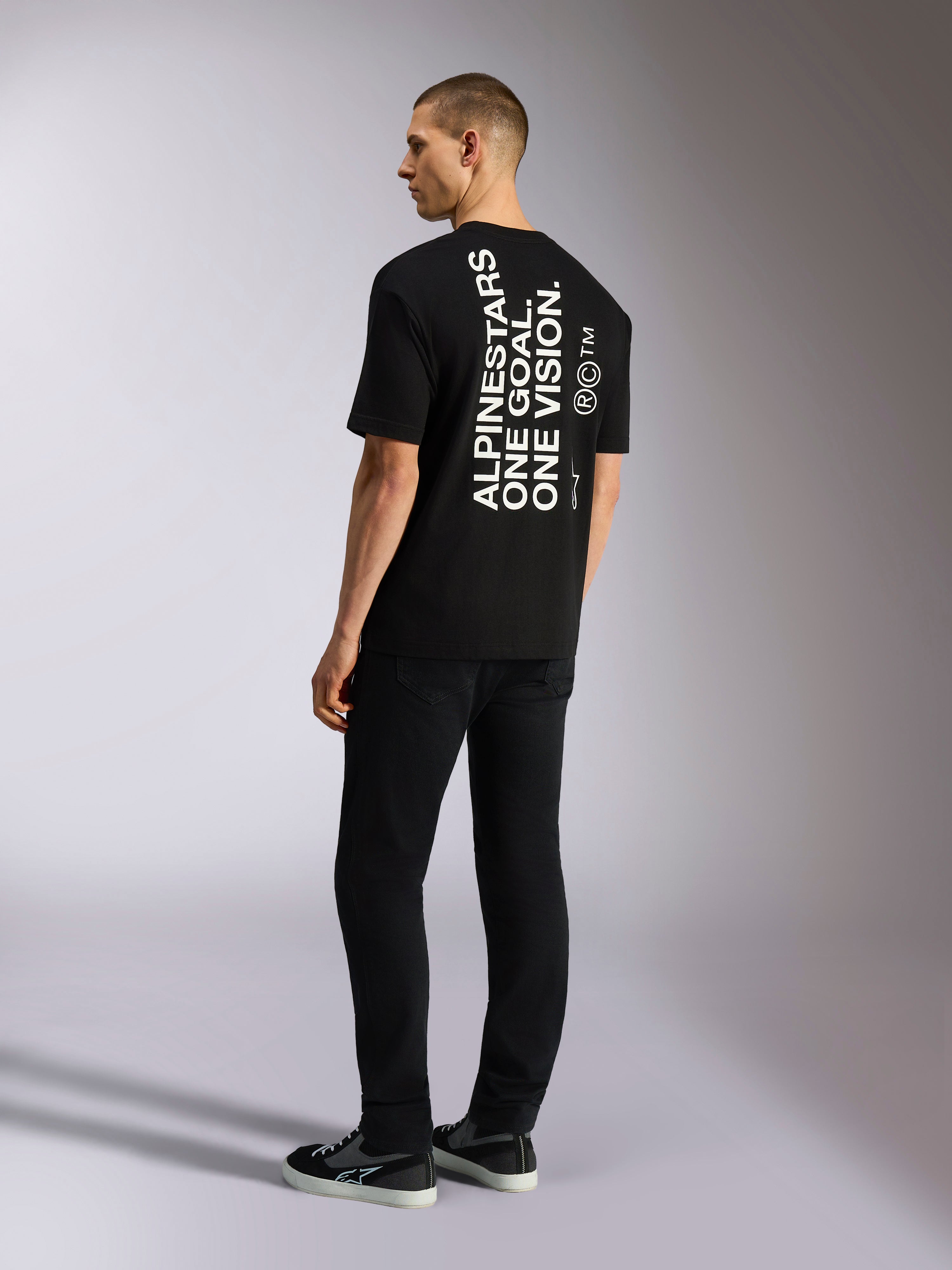 Alpinestars One Oversized CSF Tee, Kurzarm-T-Shirt, Schwarz, Rückansicht mit vertikaler weißer „ALPINESTARS ONE GOAL. ONE VISION.“ Grafik, Oversized-Passform, lässige vom Motorsport inspirierte Streetwear