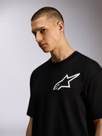 Alpinestars One Oversized CSF Tee, Kurzarm-T-Shirt, Schwarz, weißes Astars-Logo, getragen von männlichem Model, lässige Lifestyle-Streetwear