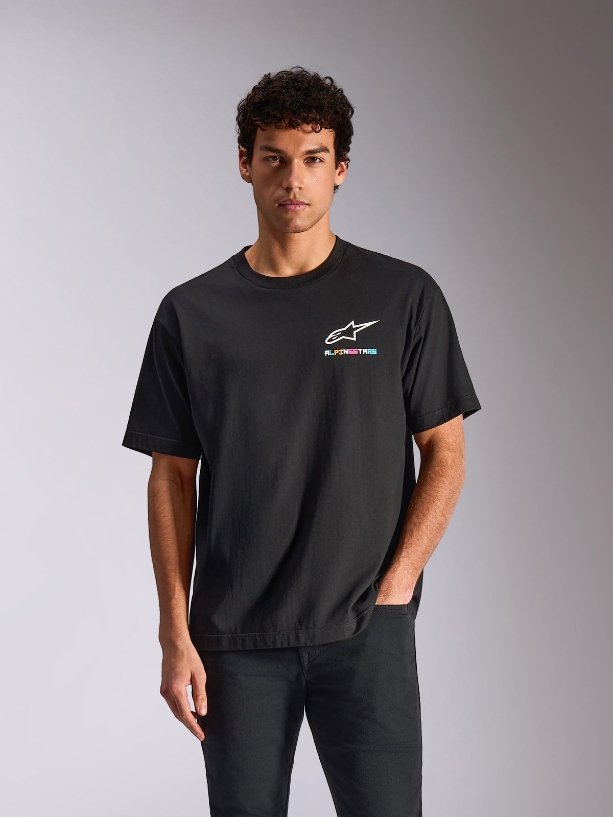 Alpinestars Wild Oversized CSF Tee, Kurzarm-T-Shirt, Schwarz, weißes Astars-Logo mit lebhaftem mehrfarbigem Text, lässige Motorsport-Streetwear
