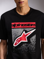 Alpinestars Noka CSF T-Shirt, Kurzarm-T-Shirt, Schwarz, Frontgrafik mit rotem Alpinestars-Schriftzug und rot-weißem Astars-Logo auf grauem MX-Farbverlauf, Casual Motorsport-Streetwear