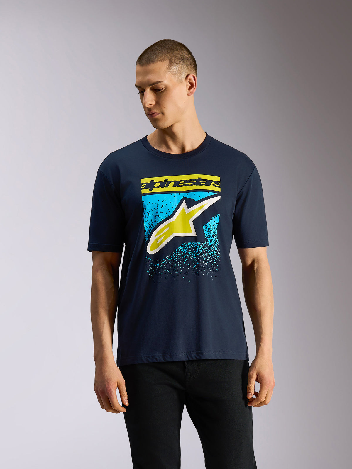 Alpinestars Noka CSF Tee, kurzärmeliges T-Shirt, Marineblau, Astars-Logo auf der Vorderseite mit gelbem und hellblauem MX-Verlaufdruck, lässige Motorsport-Streetwear