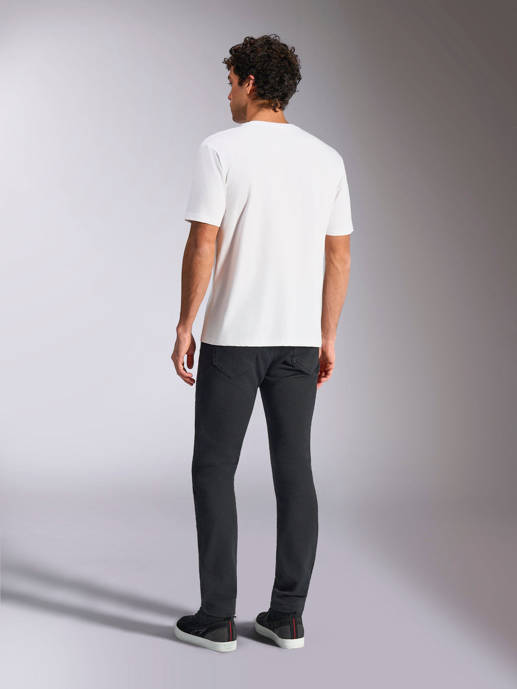 Alpinestars Plate CSF Tee, Kurzarm-T-Shirt, Weiß, Rückansicht am Modell mit schwarzer Hose, lässige, vom Motorsport inspirierte Streetwear