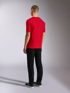 Alpinestars Plate CSF Tee, Kurzarm-T-Shirt, Rot, Rückansicht, getragen mit schwarzer Hose und Sneakern, lässige Motorsport-inspirierte Streetwear